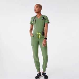 Figs Moss Scrubs: Catarina top (M) and Nepal jogger (S tall)